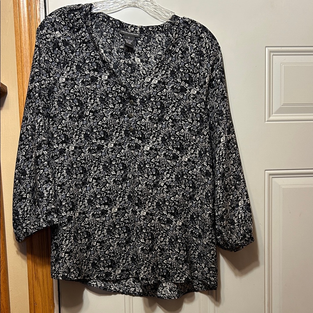 Chelsea & Theodore Black and White Floral V-Neck Blouse S